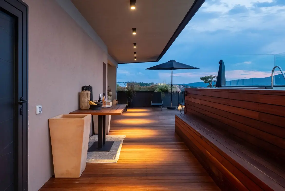 Penthouse with an infinity pool and a view of Marina Port Sozopol
