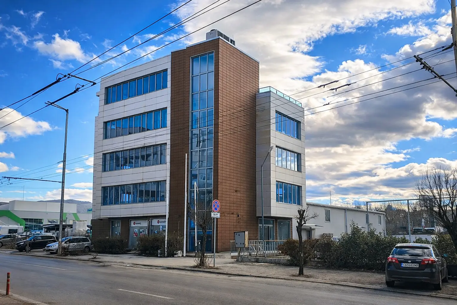 Office building with warehouse in a convenient location in Druzhba 2 district for sale