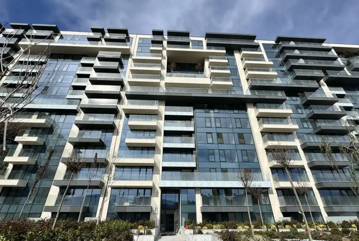 Three-bedroom apartment in a preferred newly built complex next to Zaimov Park