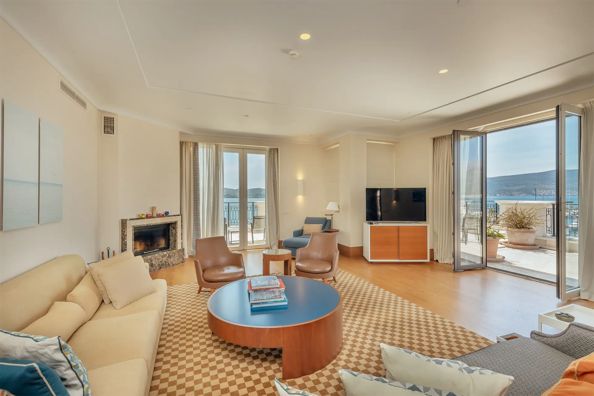 7ca2d1ddcc639101dddac5309c4a9a04 Luxurious penthouse within the Regent 5* hotel, Porto Montenegro