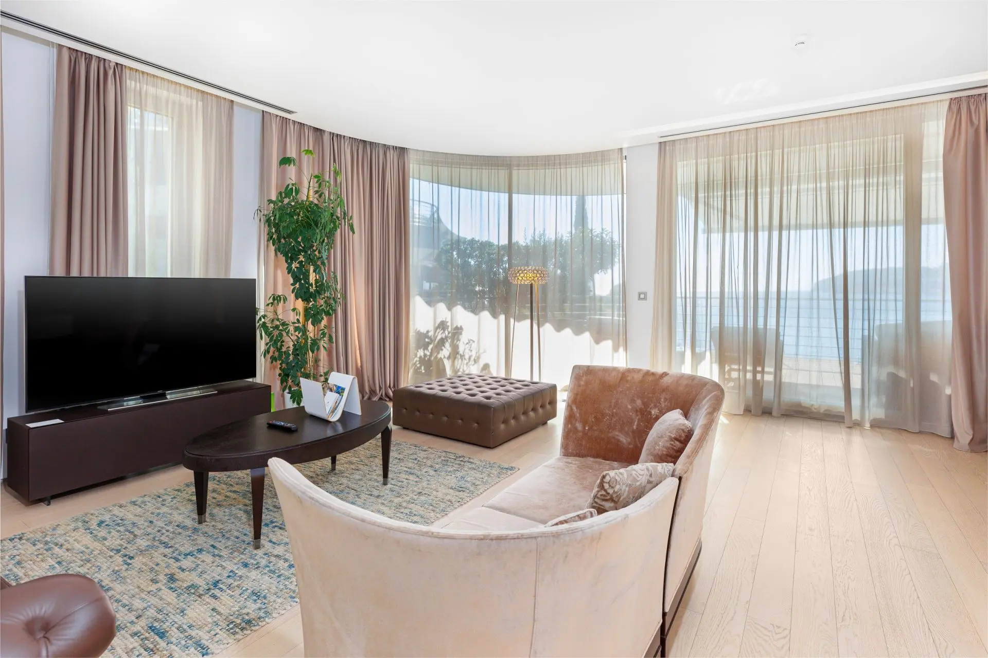 Luxurious and spacious apartment