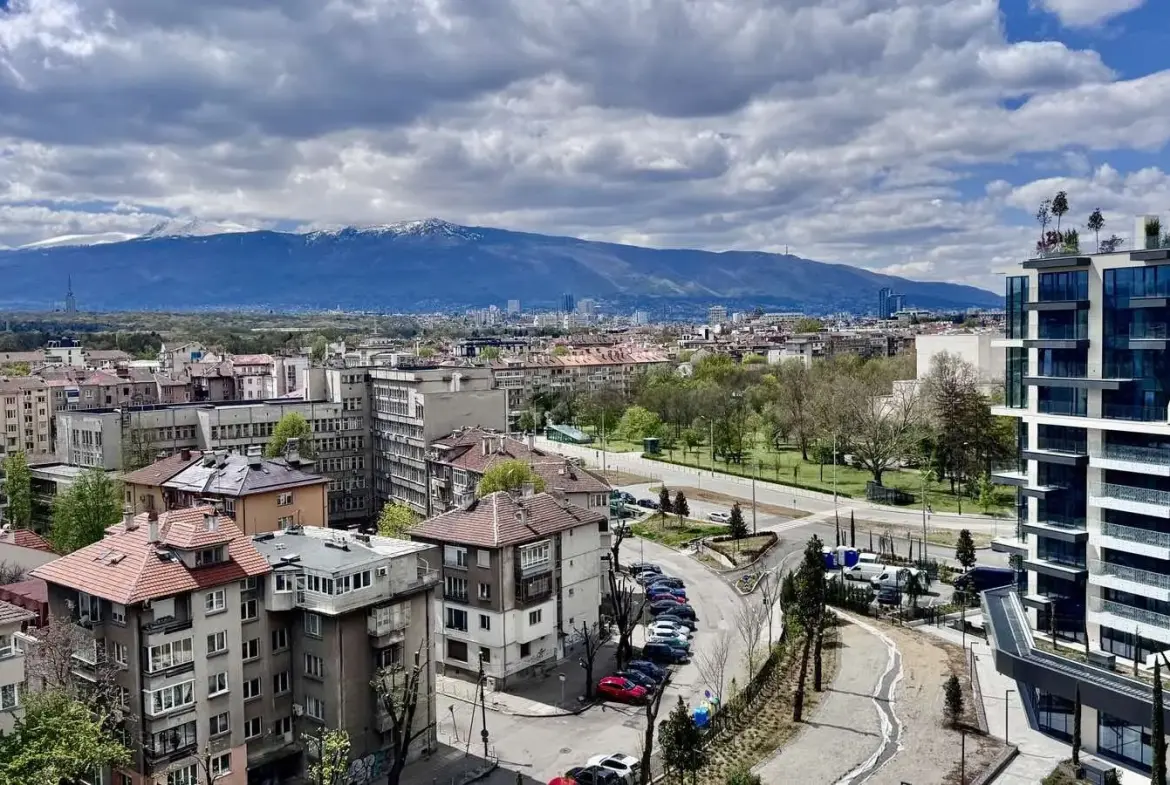 Wonderful panoramic apartment with three bedrooms and a double parking space in Teatralna complex