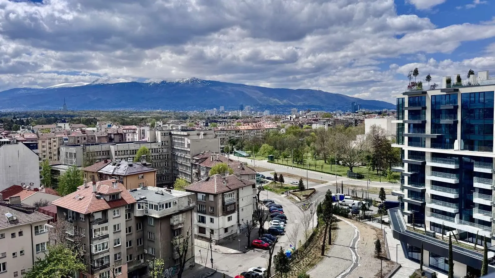 Wonderful panoramic apartment with three bedrooms and a double parking space in Teatralna complex
