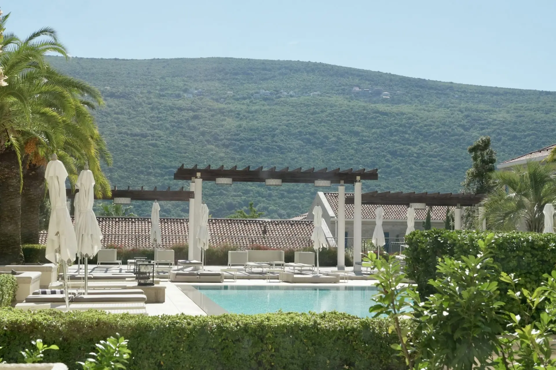 Luxury furnished 1bdr Apartment, with direct access to a swimming pool