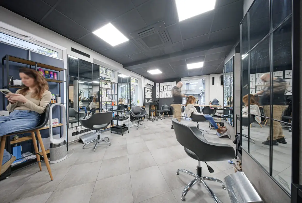 Commercial premises facing two streets, suitable for a beauty salon, shop, showroom
