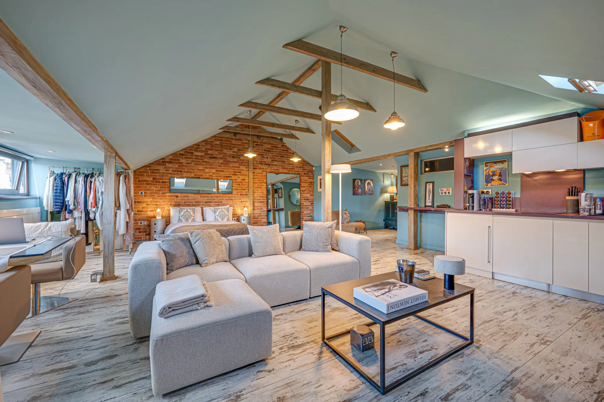 Elegant penthouse with impressive high ceilings on Saborna Street