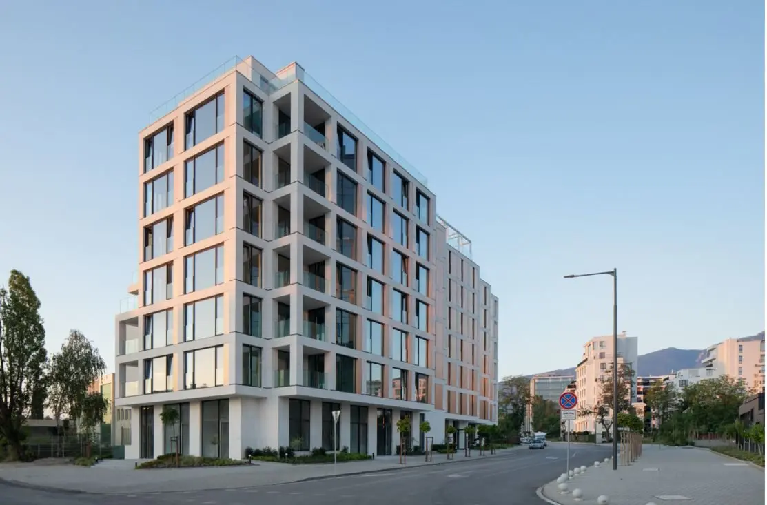 Impressive multi-room apartment on an entire floor in a luxury building next to Paradise Mall