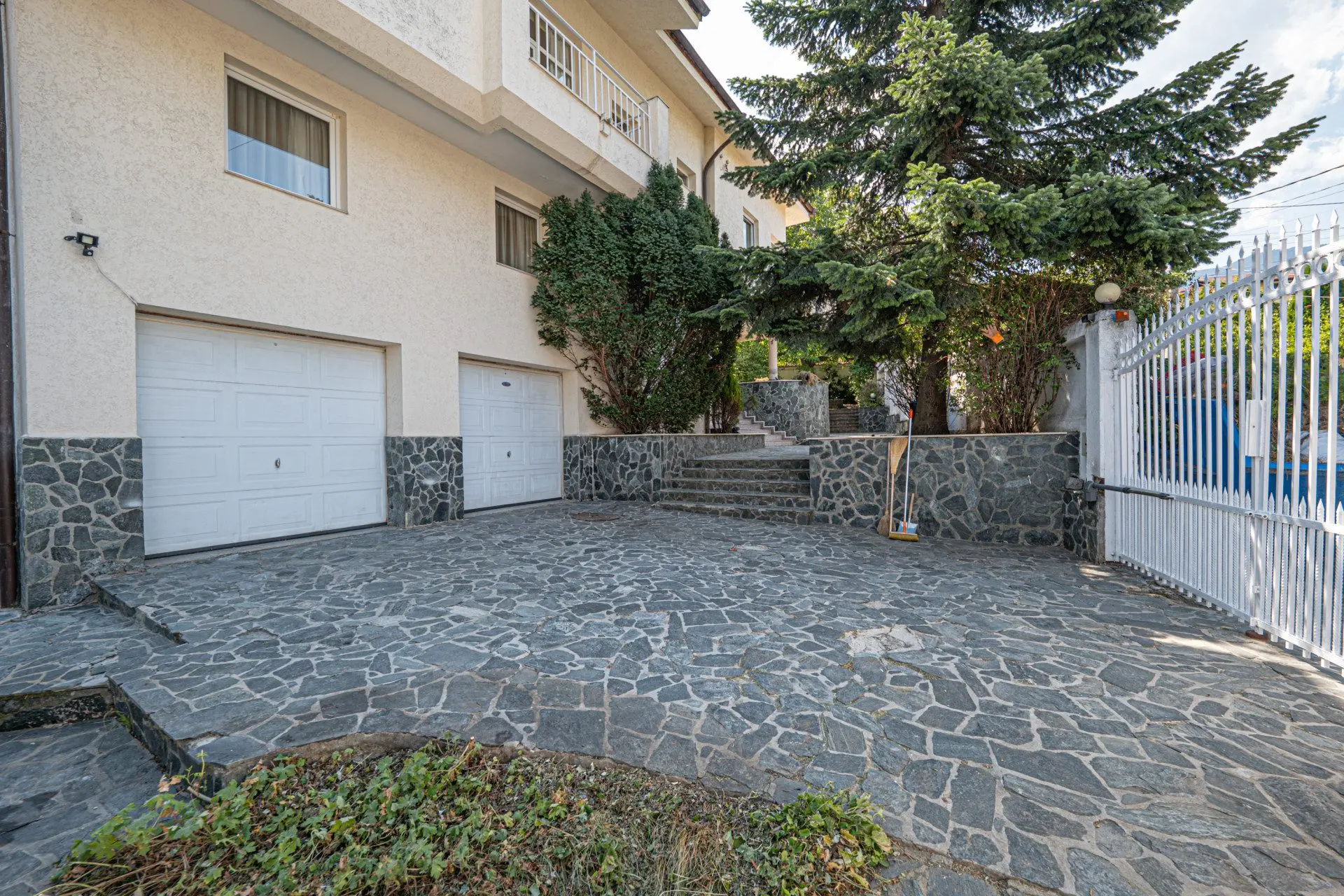Family house with panoramic views, 1000 sq m yard, swimming pool and spa area in Simeonovo for sale