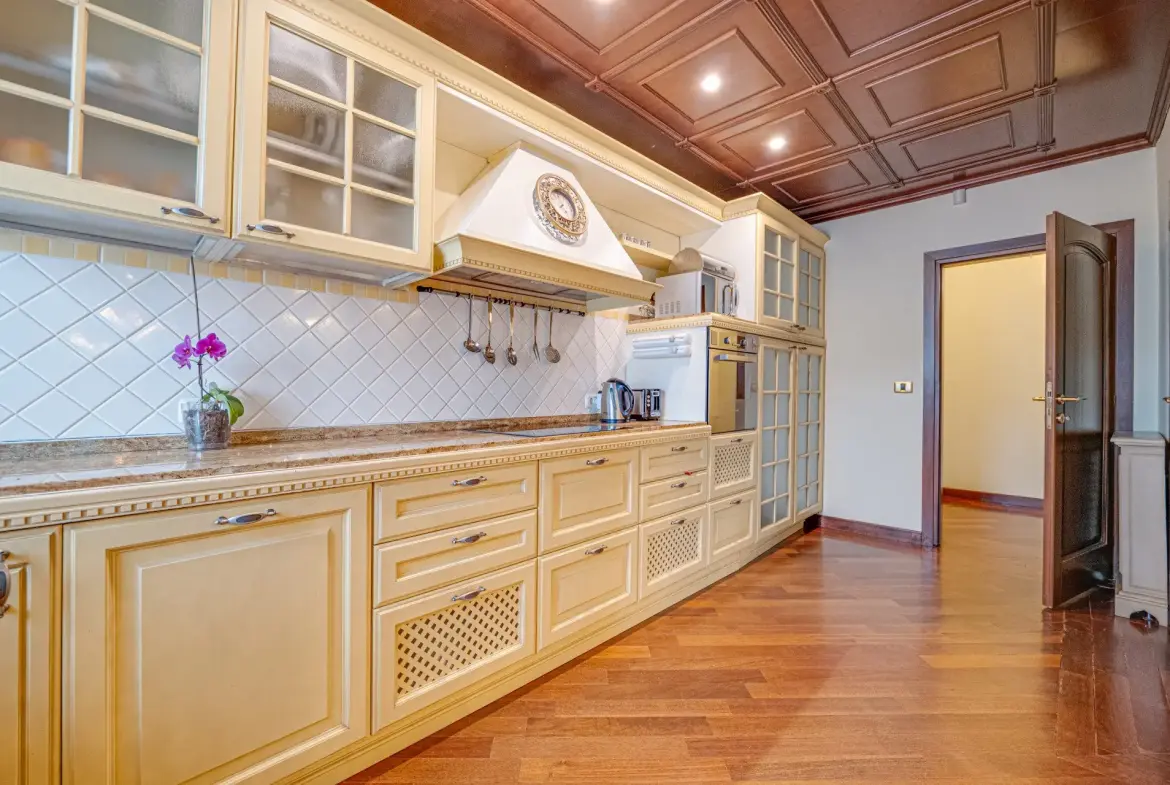 Impressive classic three-bedroom apartment in Manastirski Livadi-West district for sale