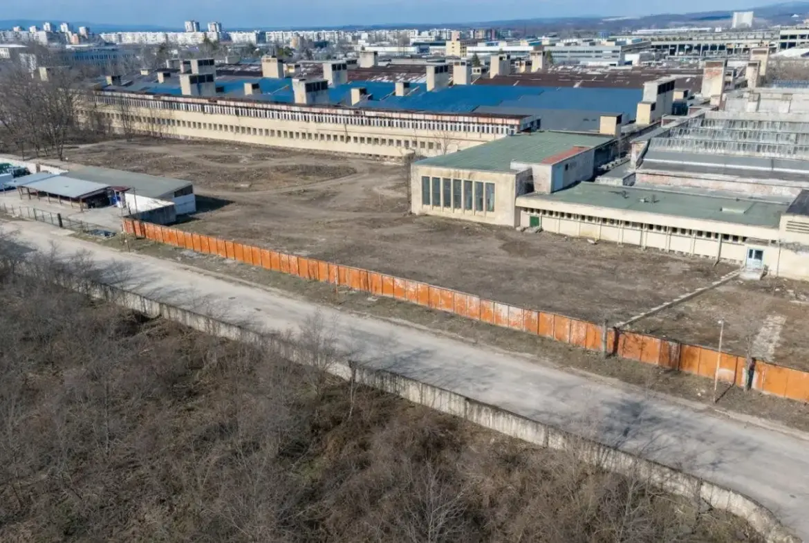 Industrial complex with exceptional potential for manufacturing, logistics and investment for sale