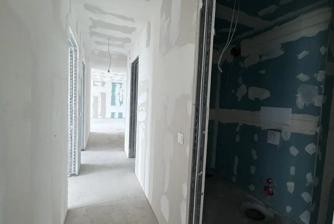 Three-bedroom apartment in a preferred newly built complex next to Zaimov Park