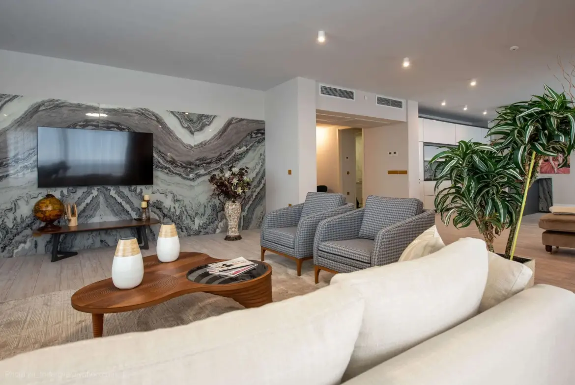 Luxury apartment next to the beach with a sea view