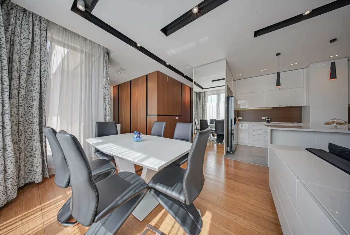 Penthouse in one of the most preferred and well-maintained complexes Flora Park