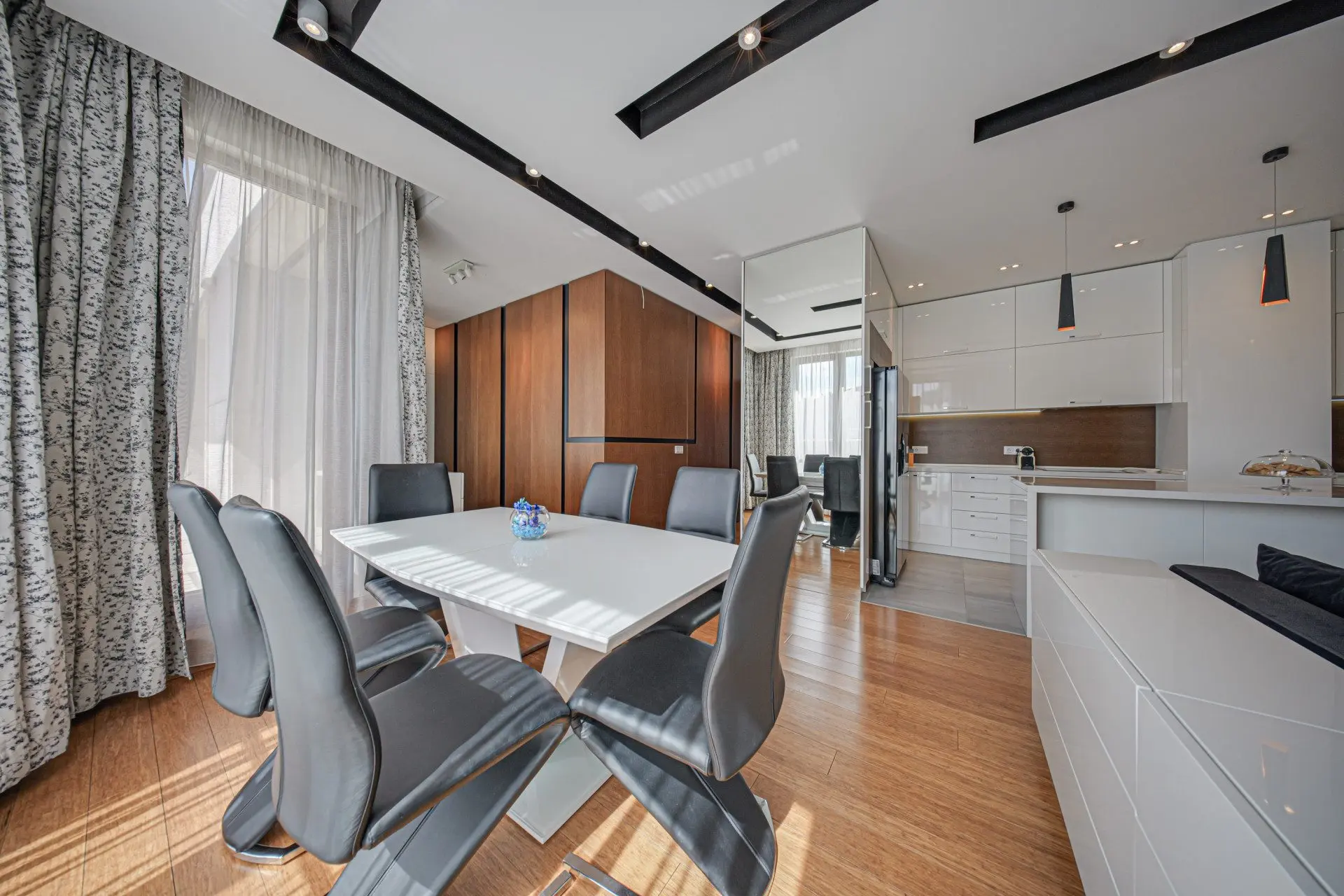 8353accdb86dbf00e051e373885fc15f Penthouse in one of the most preferred and well-maintained complexes Flora Park