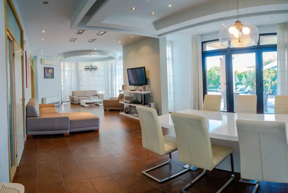 Spacious detached house in excellent condition and swimming pool in Budjaka area