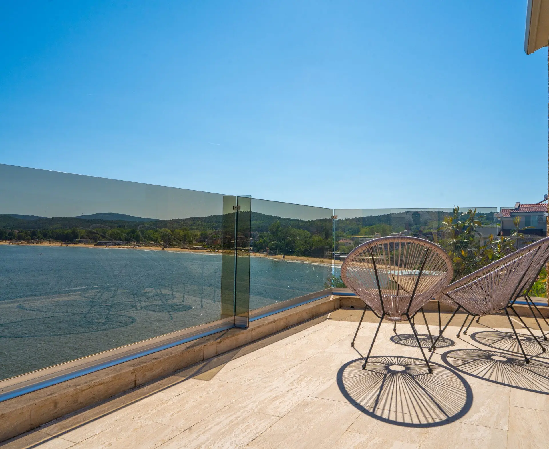 839f2c4fb7f18f8586b4771234581f4c-1 Excellent detached house in Sozopol on the seafront with pool and beach.