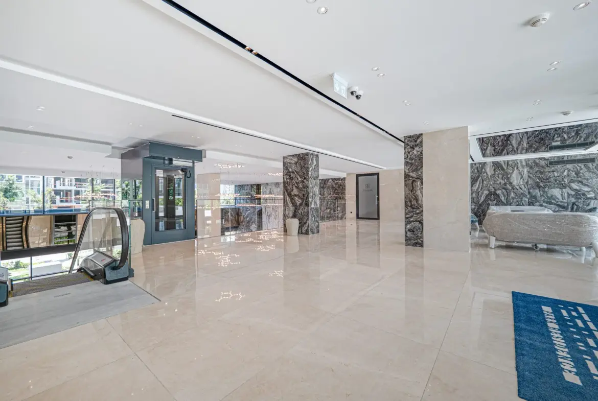 Wonderful panoramic apartment with three bedrooms and a double parking space in Teatralna complex
