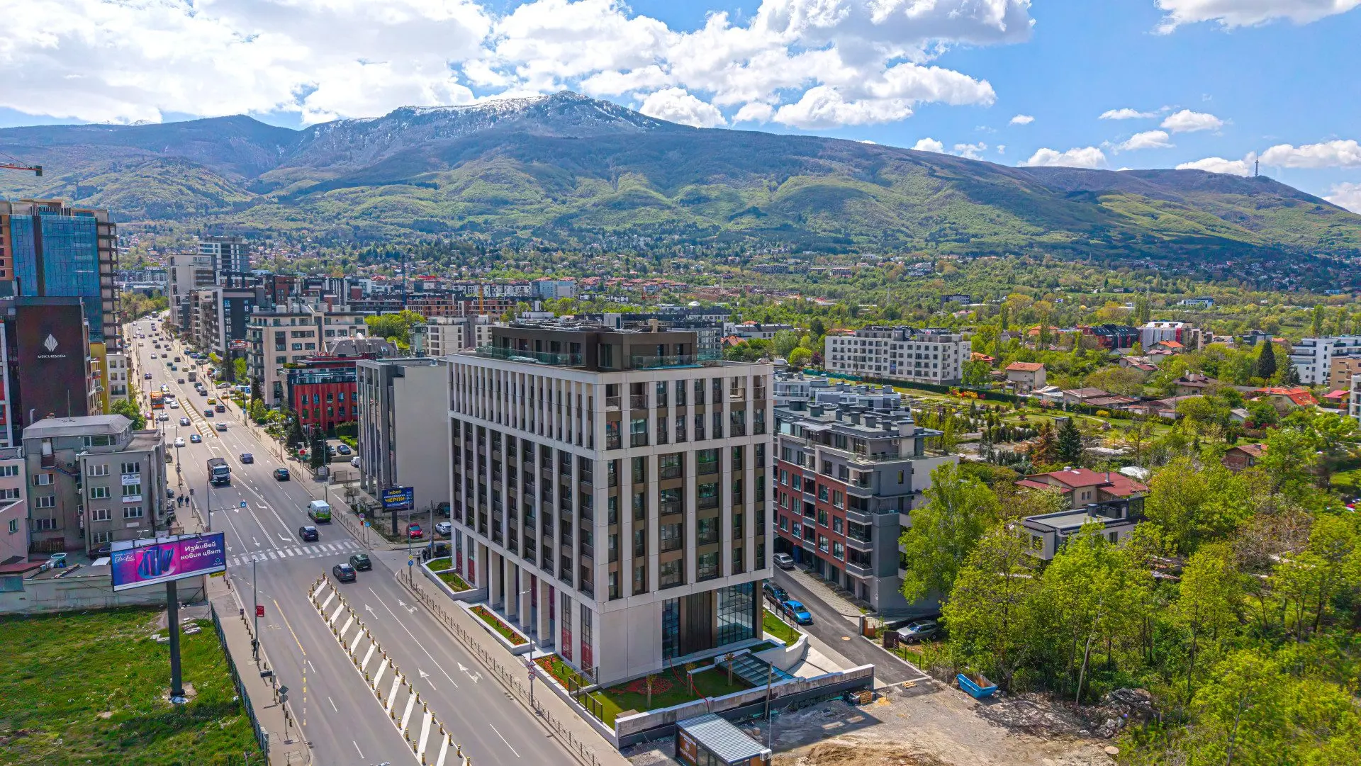 Multi-room apartment in a new elegant building on Cherni Vrah Blvd. for sale