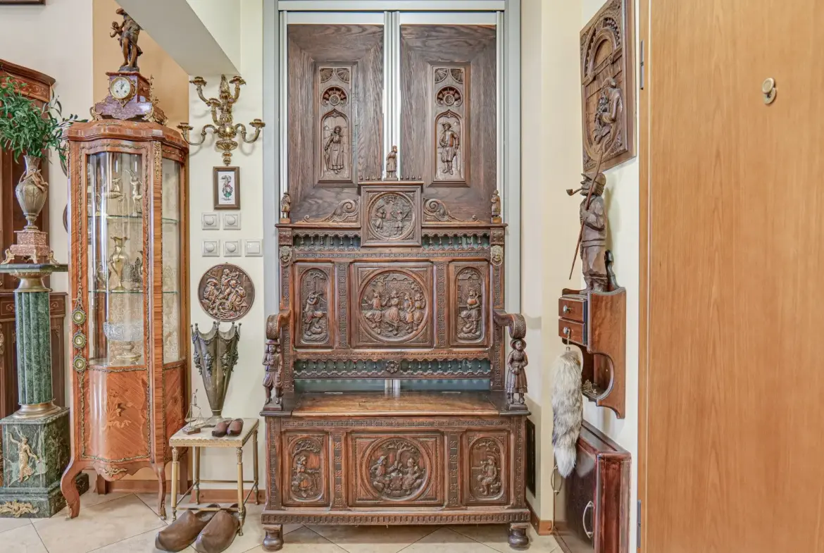 Aristocratic multi-room apartment with unique antiques in Mladost 1 for sale