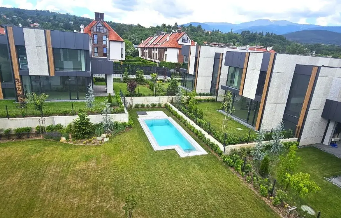 Luxury house in a gated complex near the Anglo-American School