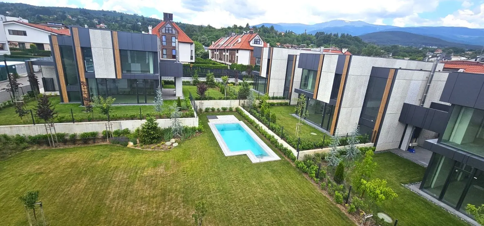 8671be41272414411f539311c2d27517 Luxury house in a gated complex near the Anglo-American School