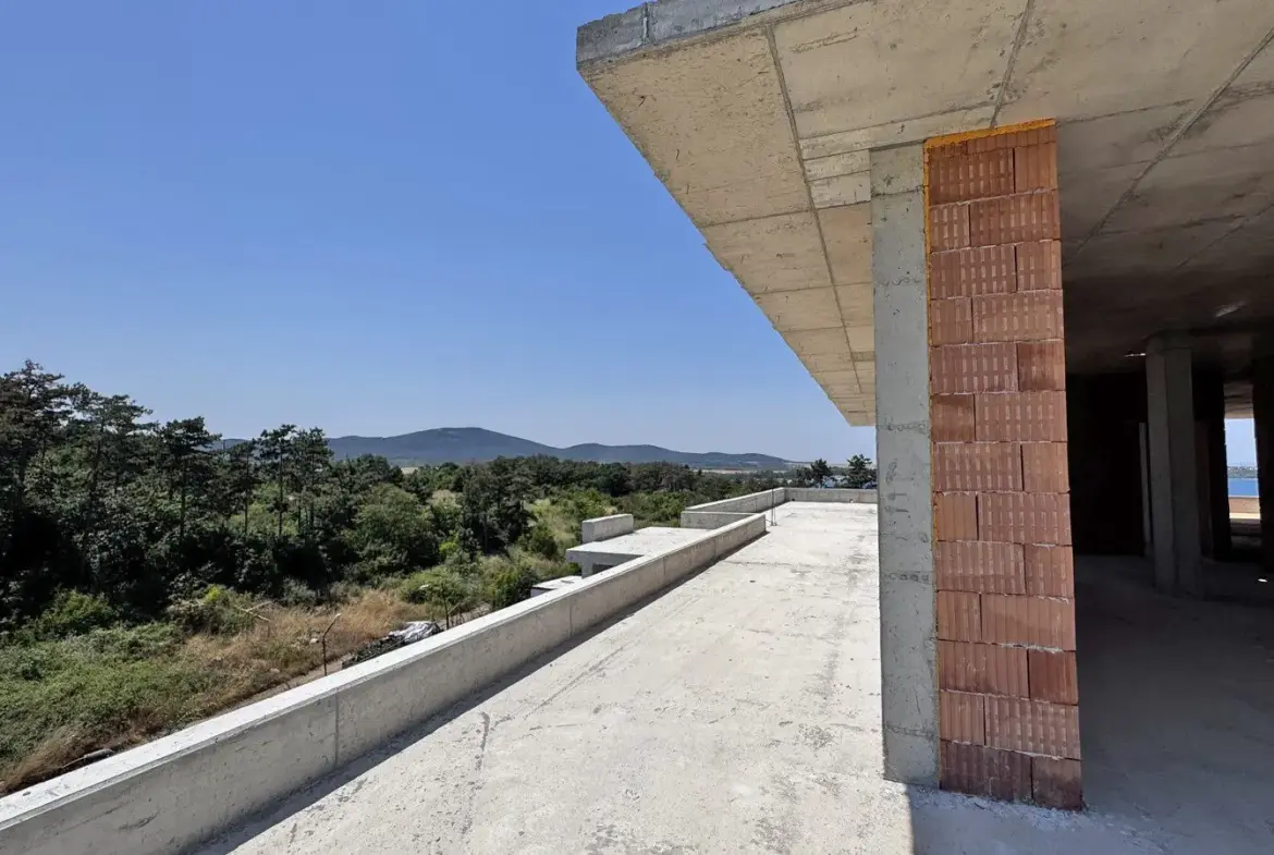 Four-bedroom penthouse in a park setting with panoramic sea and mountain views