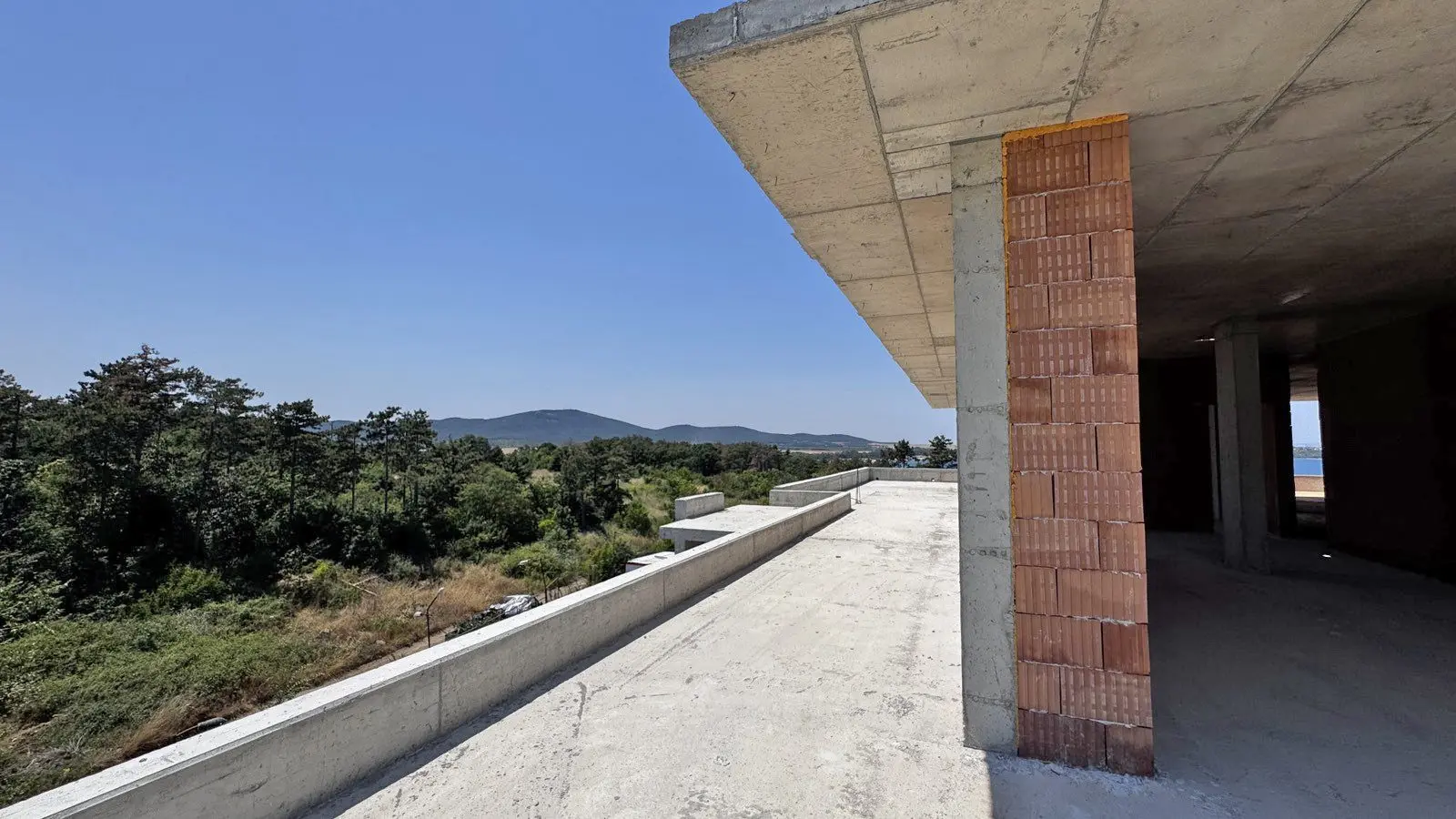 Four-bedroom penthouse in a park setting with panoramic sea and mountain views
