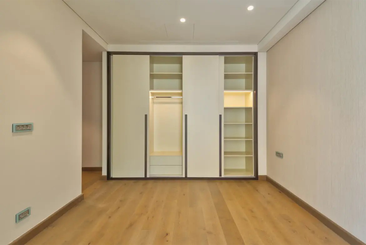Spacious and modern three-bedroom apartment in Marina Residences