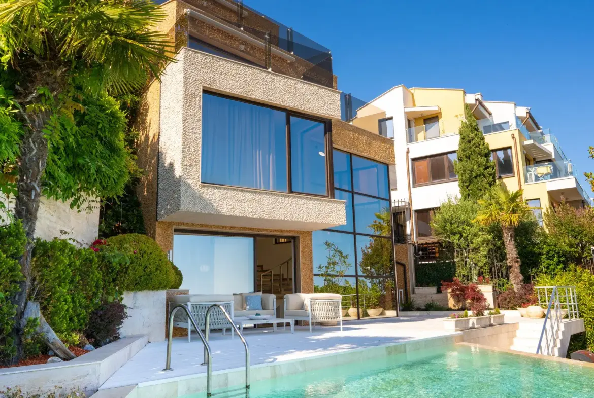 Excellent detached house in Sozopol on the seafront with pool and beach.