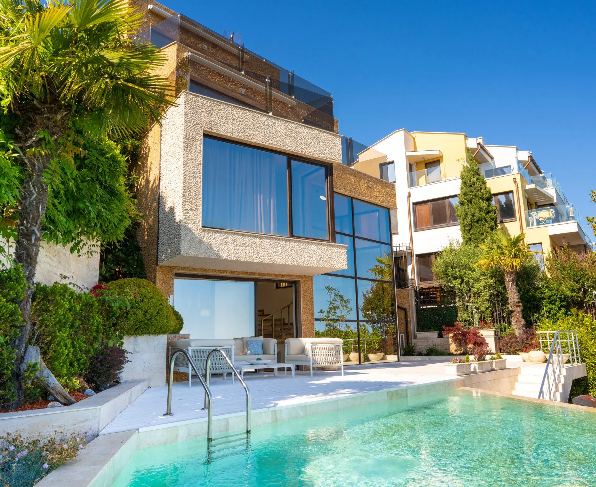 87ca0e5e49b6b6d462a7f720900346ca-1 Excellent detached house in Sozopol on the seafront with pool and beach.
