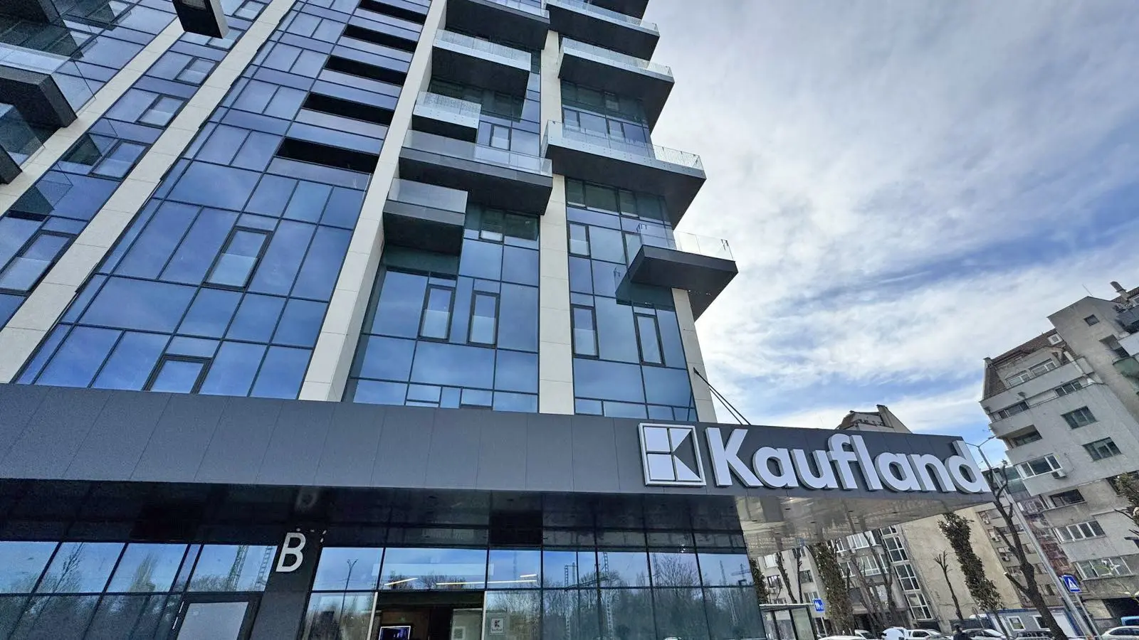 8824a661282b9722790b46462ba3fb41 Three-bedroom apartment in a preferred newly built complex next to Zaimov Park