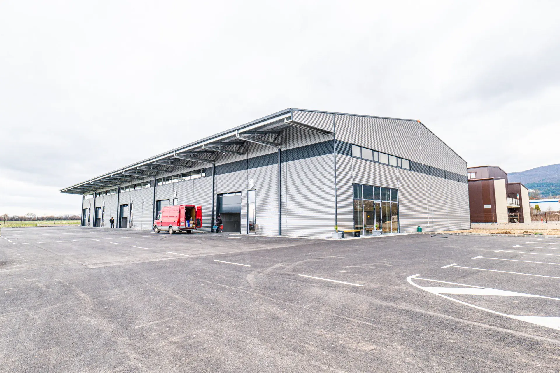88c72bcfc8eafadd1461a2da4ffbabe8 Newly built warehouse premises are for sale in the village of Lozen, at the Act 14 stage