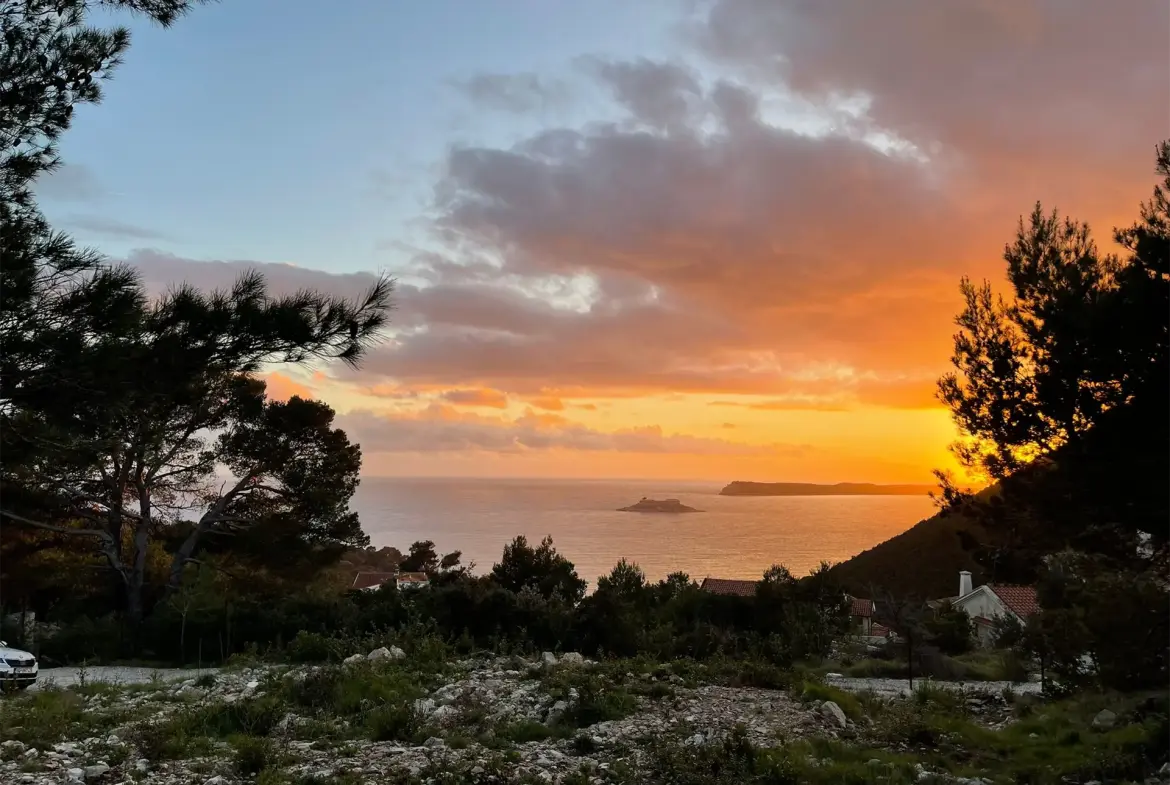 Urbanized land with a sea view for sale