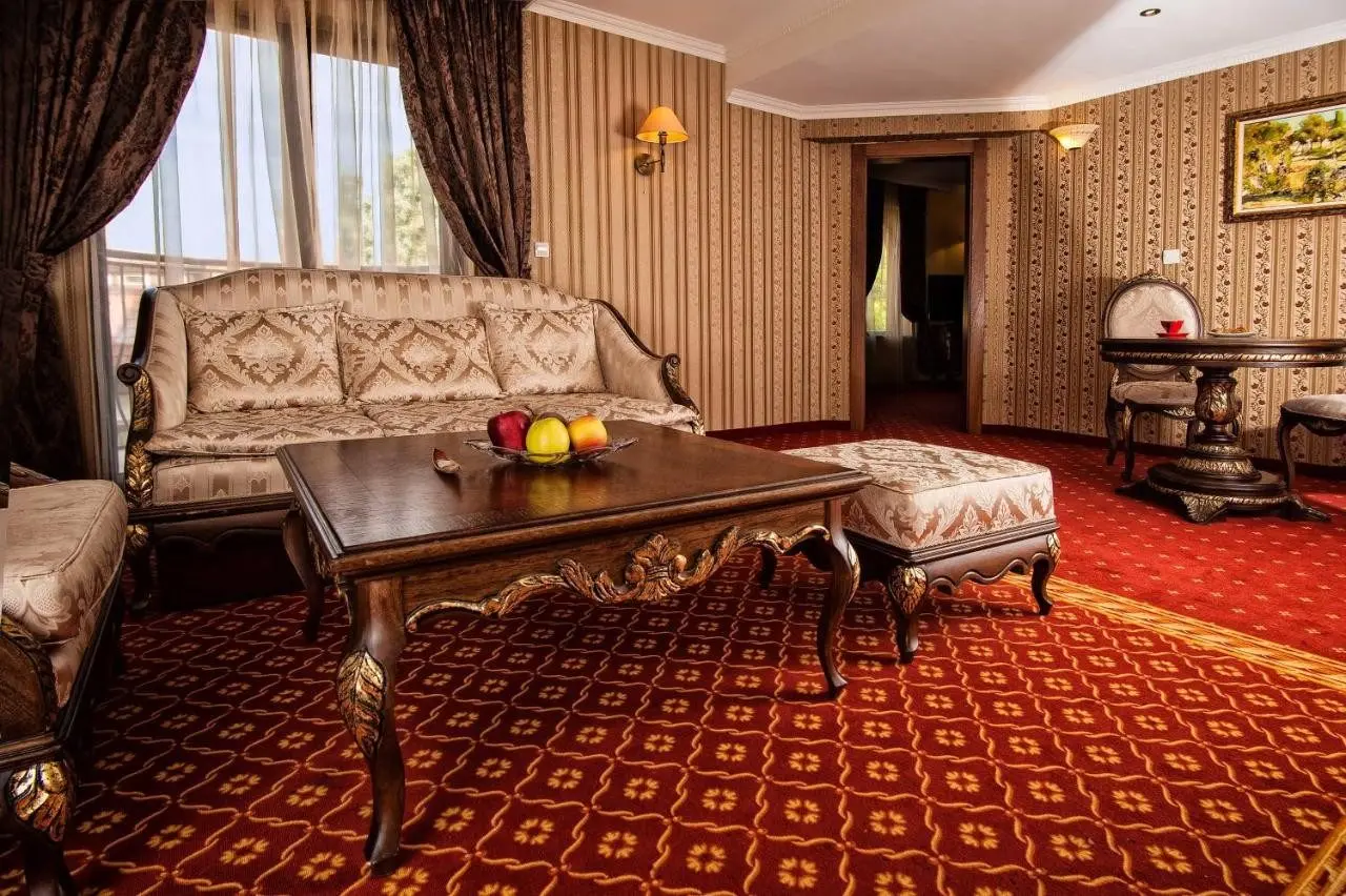 Hotel with restaurant in Hisarya for sale
