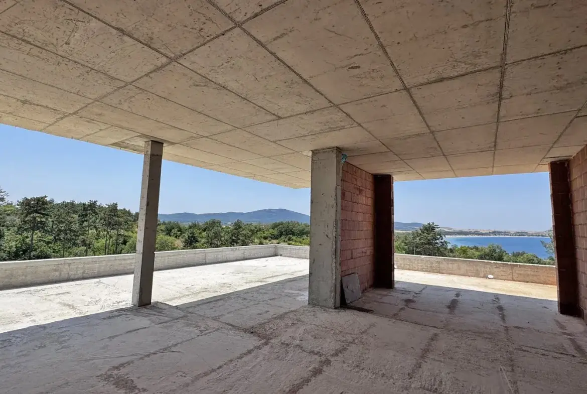 Four-bedroom penthouse in a park setting with panoramic sea and mountain views
