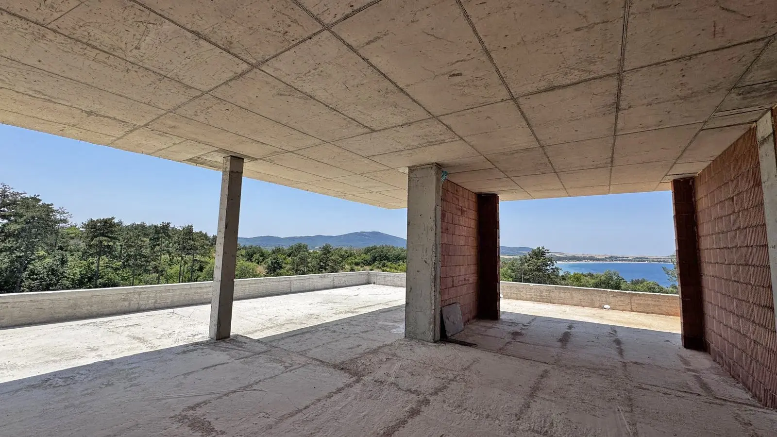 Four-bedroom penthouse in a park setting with panoramic sea and mountain views