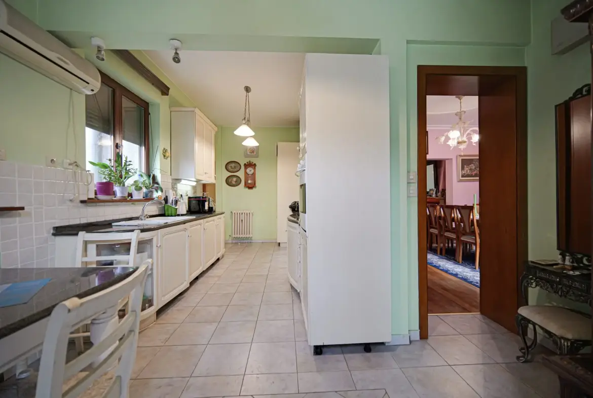 Aristocratic apartment for sale in an excellent location next to the St. Alexander Nevsky Cathedral