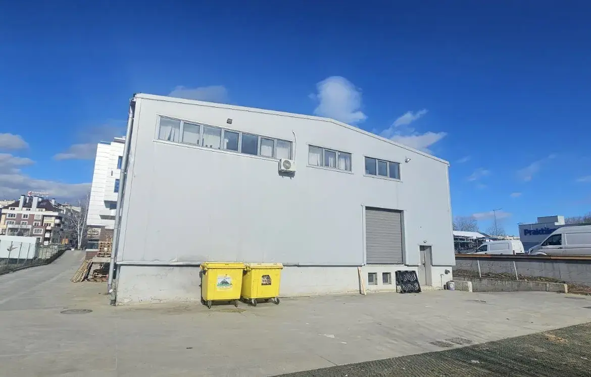 Office building with warehouse in a convenient location in Druzhba 2 district for sale