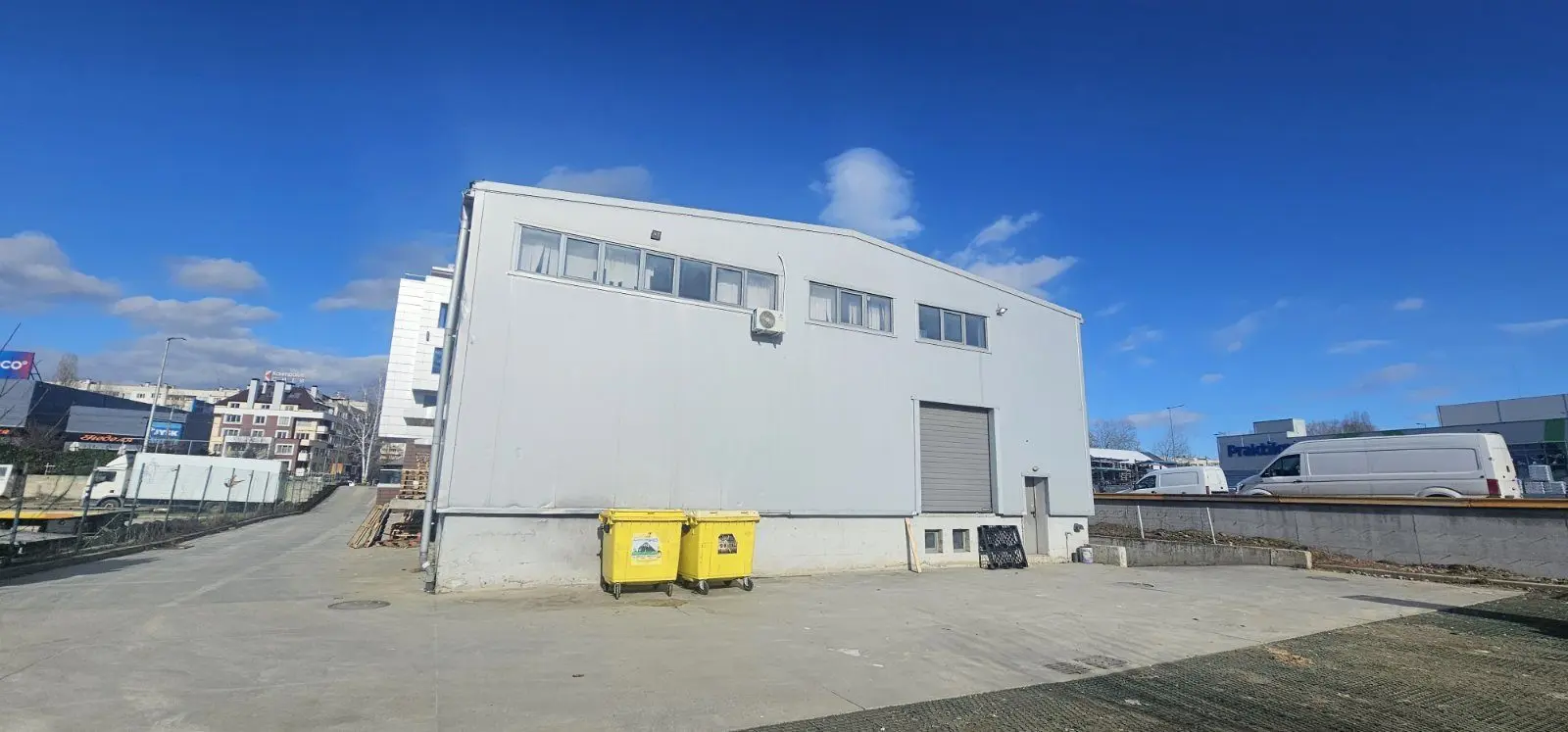 Office building with warehouse in a convenient location in Druzhba 2 district for sale