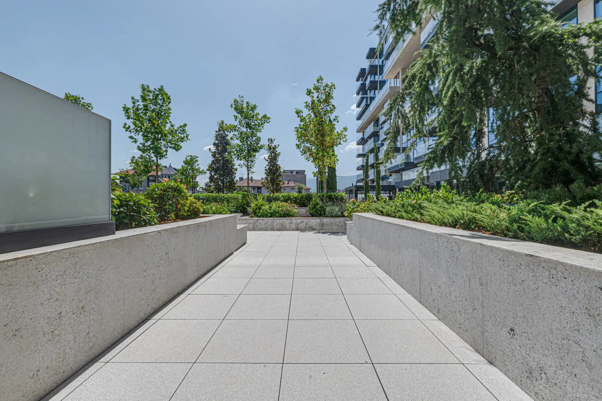 8bf5604ec0a0a57f43031443aa253a53 Three-bedroom apartment in a preferred newly built complex next to Zaimov Park