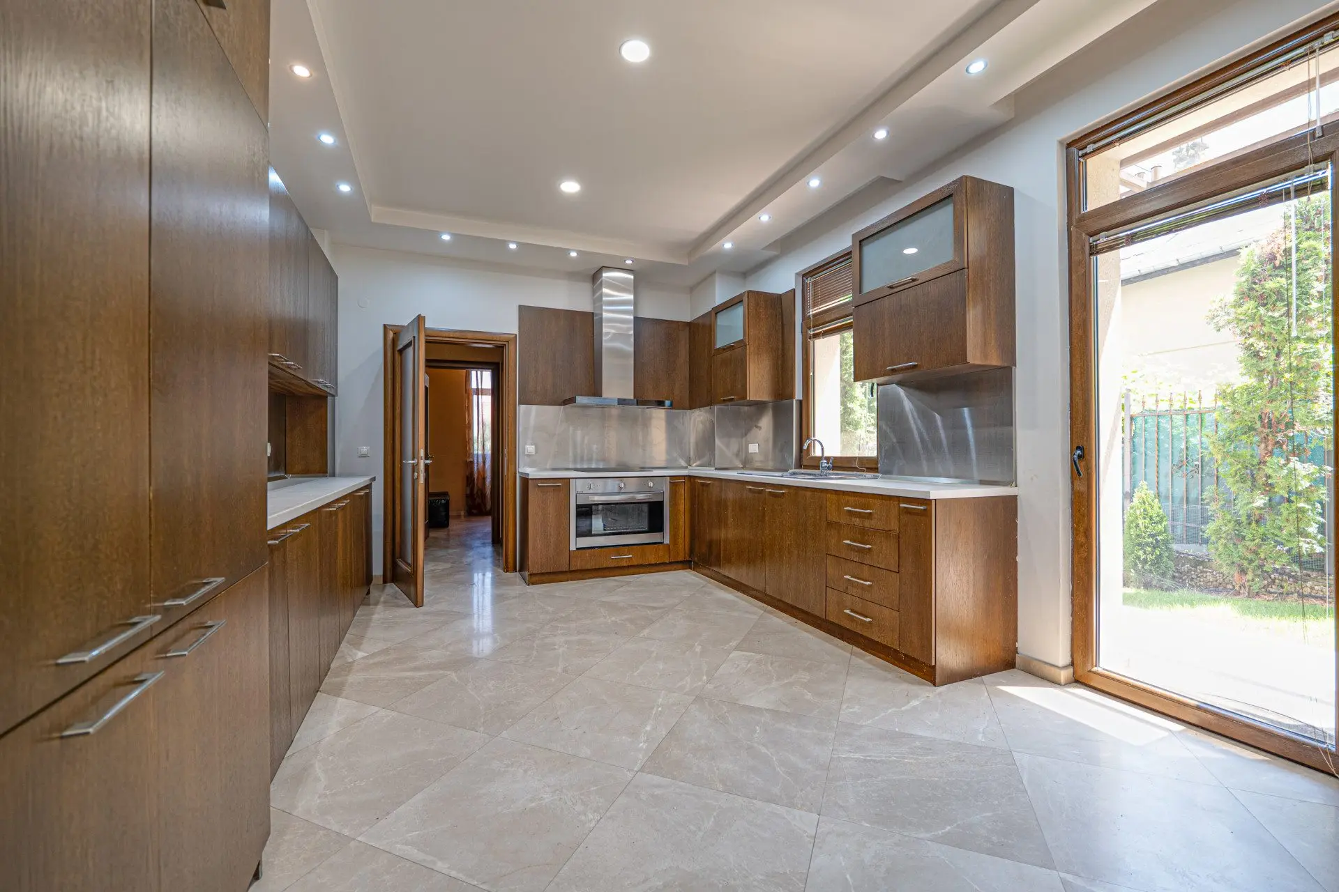 8bfe379c51a7c010eb4597523d963e45 A house with a great location in Boyana district for sale