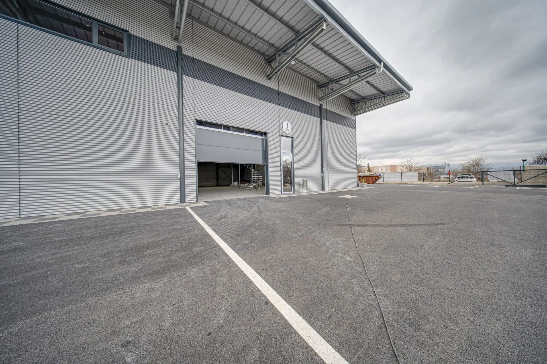 8c3880ca512c5e47fb71cdb66dda91c1 Newly built warehouse premises are for sale in the village of Lozen, at the Act 14 stage