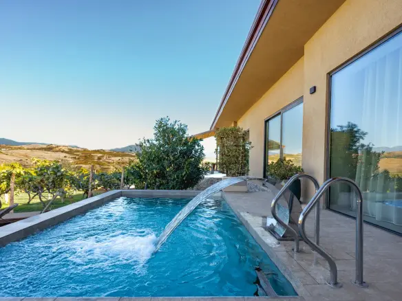 Holiday house with a pool of the area in city Melnik