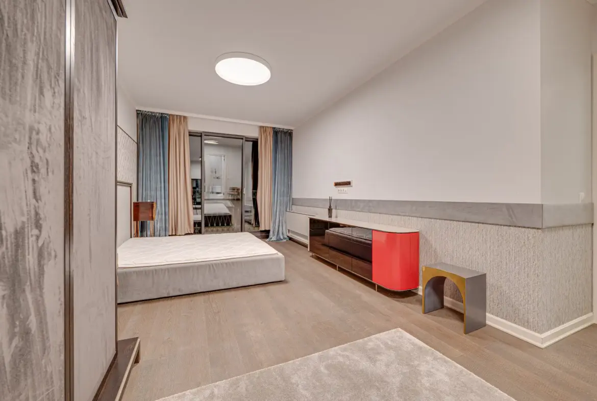 Designer apartment in an iconic building with a parking space included in the price