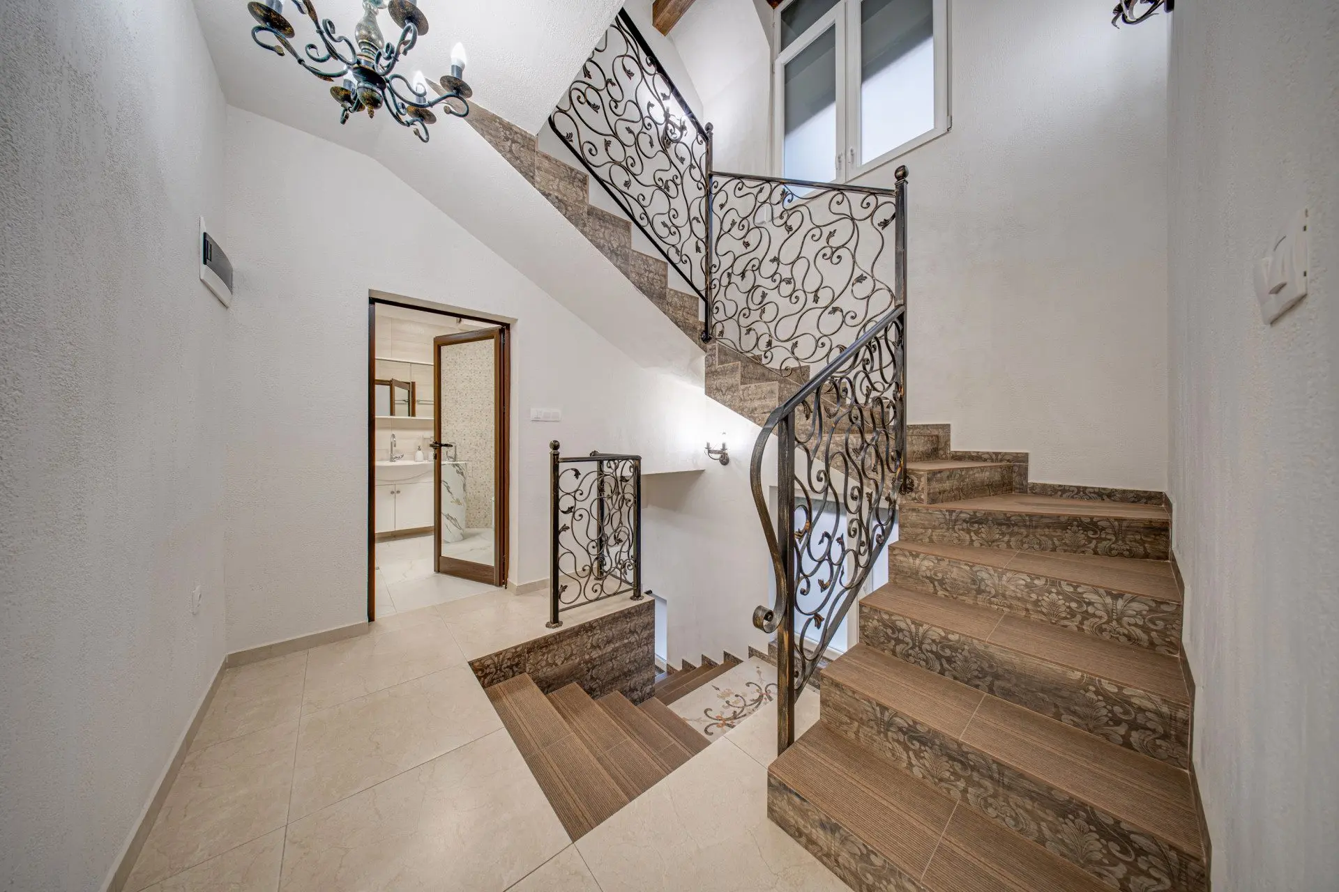 Fully renovated and partially furnished house in Oborishte for sale