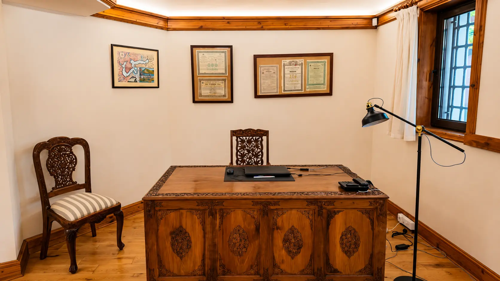 Detached house located in the heart of the old town and the iconic Greek Quarter