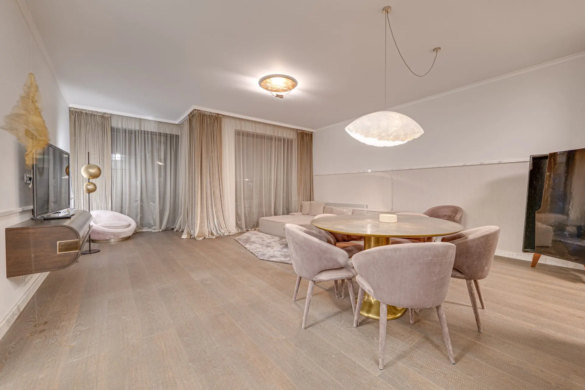 Designer apartment in an iconic building with a parking space included in the price