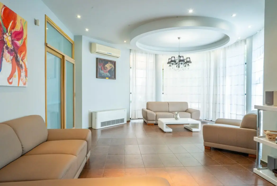Spacious detached house in excellent condition and swimming pool in Budjaka area