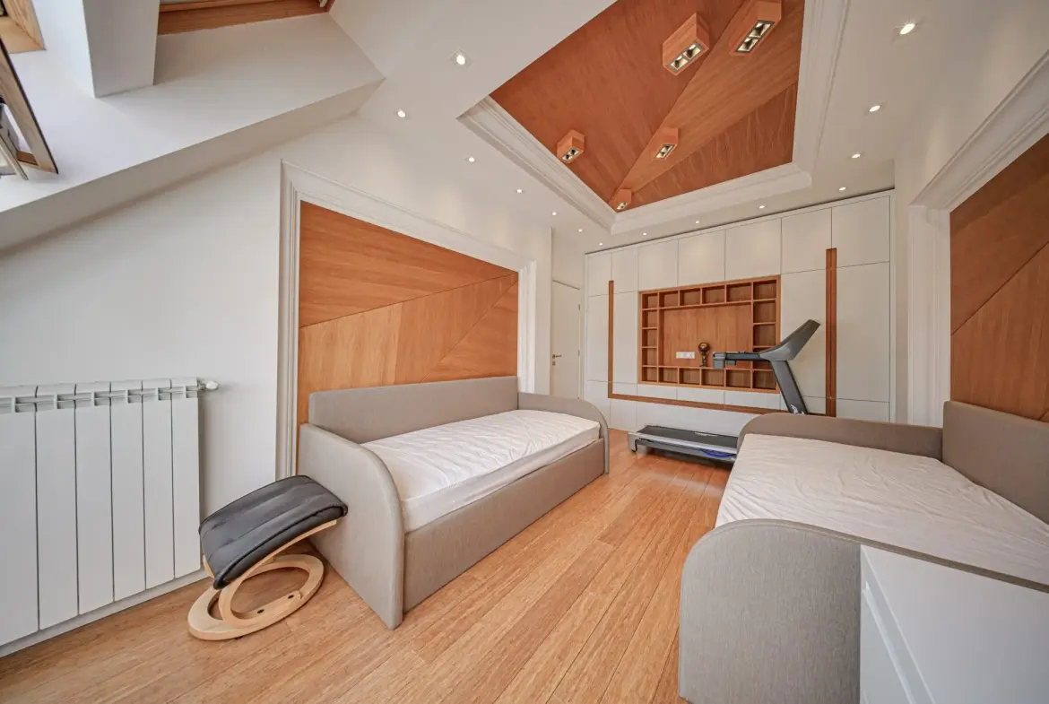 Penthouse in one of the most preferred and well-maintained complexes Flora Park