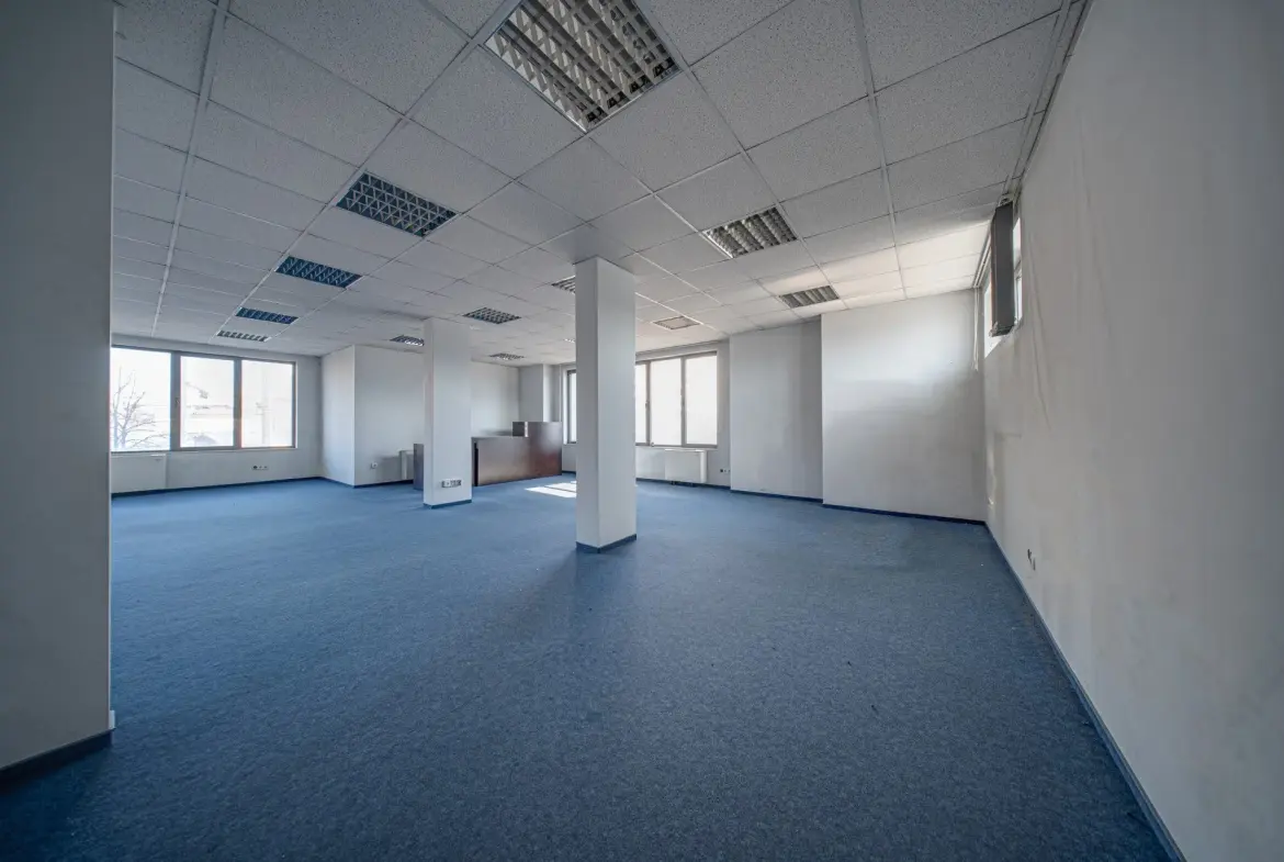 Office building with warehouse in a convenient location in Druzhba 2 district for sale